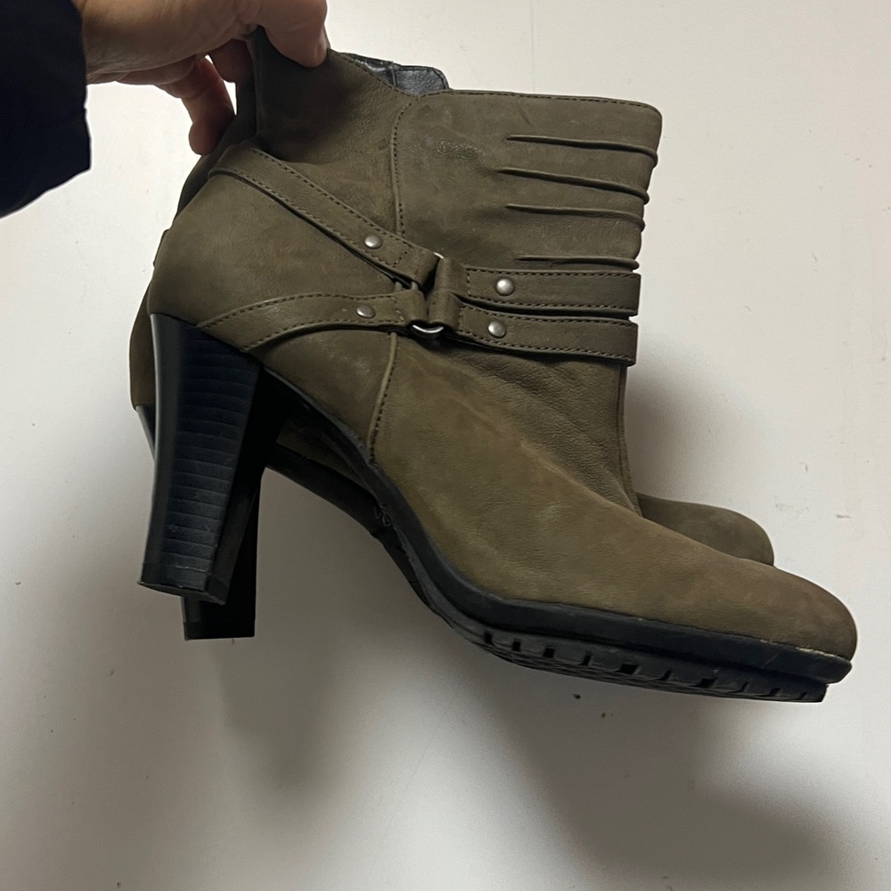 Women’s Aerosoles grey green ankle boots size 7.5